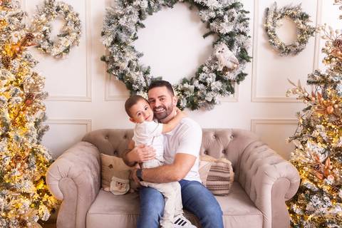 ensaio de natal bebê touca de papai noel brasilia df registrado pela fotógrafa letícia franco casa do papai noel sala arvore guirlanda roupa de papai noel
'