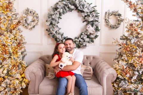 ensaio de natal bebê touca de papai noel brasilia df registrado pela fotógrafa letícia franco casa do papai noel sala arvore guirlanda roupa de papai noel
'