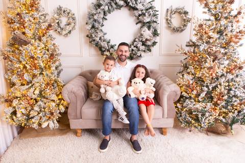 ensaio de natal bebê touca de papai noel brasilia df registrado pela fotógrafa letícia franco casa do papai noel sala arvore guirlanda roupa de papai noel
'