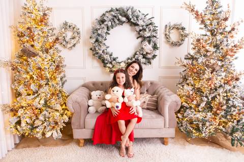 ensaio de natal bebê touca de papai noel brasilia df registrado pela fotógrafa letícia franco casa do papai noel sala arvore guirlanda roupa de papai noel
'