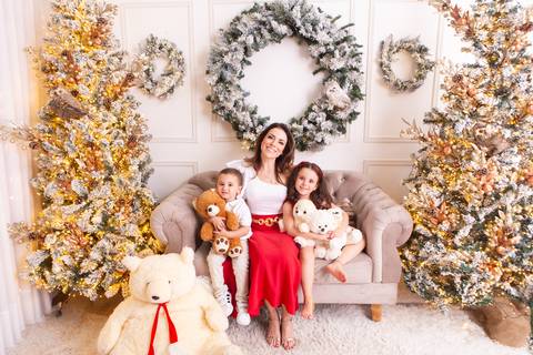 ensaio de natal bebê touca de papai noel brasilia df registrado pela fotógrafa letícia franco casa do papai noel sala arvore guirlanda roupa de papai noel
'