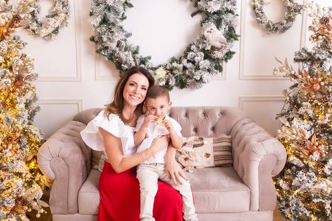 ensaio de natal bebê touca de papai noel brasilia df registrado pela fotógrafa letícia franco casa do papai noel sala arvore guirlanda roupa de papai noel
'