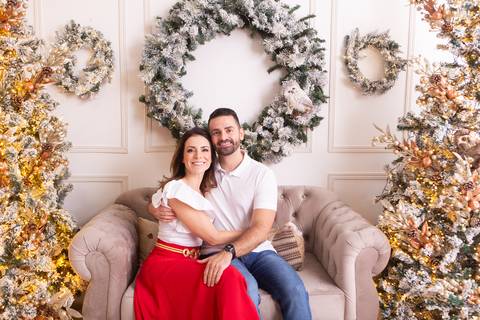 ensaio de natal bebê touca de papai noel brasilia df registrado pela fotógrafa letícia franco casa do papai noel sala arvore guirlanda roupa de papai noel
'