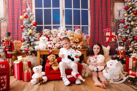 ensaio de natal bebê touca de papai noel brasilia df registrado pela fotógrafa letícia franco casa do papai noel sala arvore guirlanda roupa de papai noel
'