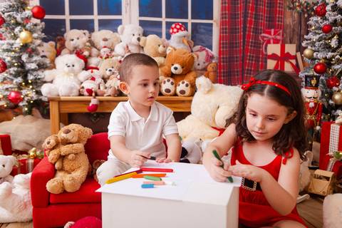 ensaio de natal bebê touca de papai noel brasilia df registrado pela fotógrafa letícia franco casa do papai noel sala arvore guirlanda roupa de papai noel
'