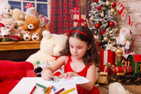 ensaio de natal bebê touca de papai noel brasilia df registrado pela fotógrafa letícia franco casa do papai noel sala arvore guirlanda roupa de papai noel
'