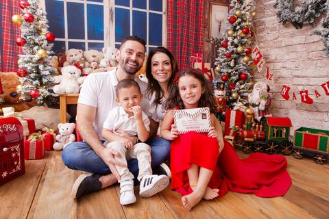 ensaio de natal bebê touca de papai noel brasilia df registrado pela fotógrafa letícia franco casa do papai noel sala arvore guirlanda roupa de papai noel
'