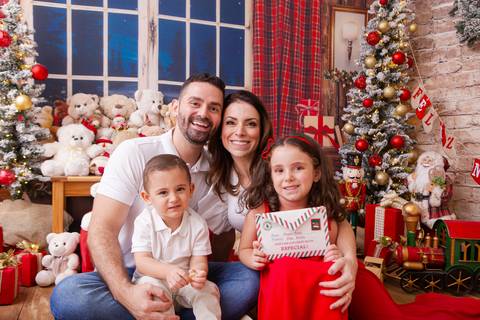 ensaio de natal bebê touca de papai noel brasilia df registrado pela fotógrafa letícia franco casa do papai noel sala arvore guirlanda roupa de papai noel
'