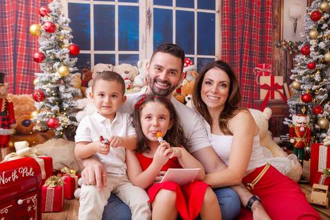 ensaio de natal bebê touca de papai noel brasilia df registrado pela fotógrafa letícia franco casa do papai noel sala arvore guirlanda roupa de papai noel
'