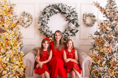 ensaio de natal bebê touca de papai noel brasilia df registrado pela fotógrafa letícia franco casa do papai noel sala arvore guirlanda roupa de papai noel
'