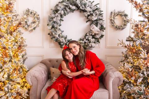 ensaio de natal bebê touca de papai noel brasilia df registrado pela fotógrafa letícia franco casa do papai noel sala arvore guirlanda roupa de papai noel
'