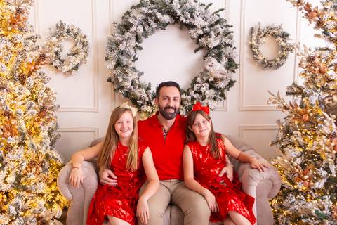 ensaio de natal bebê touca de papai noel brasilia df registrado pela fotógrafa letícia franco casa do papai noel sala arvore guirlanda roupa de papai noel
'