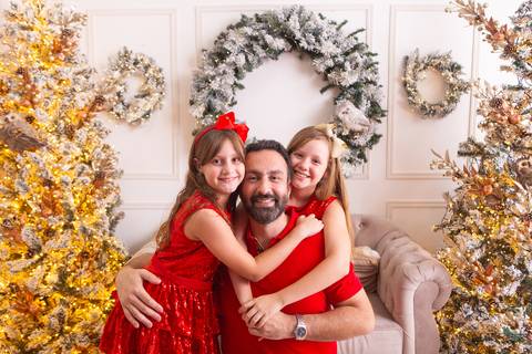 ensaio de natal bebê touca de papai noel brasilia df registrado pela fotógrafa letícia franco casa do papai noel sala arvore guirlanda roupa de papai noel
'