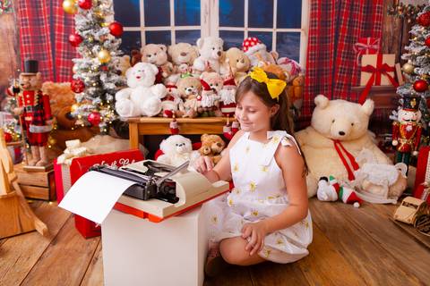 ensaio de natal bebê touca de papai noel brasilia df registrado pela fotógrafa letícia franco casa do papai noel sala arvore guirlanda roupa de papai noel
'