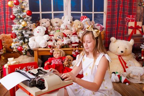 ensaio de natal bebê touca de papai noel brasilia df registrado pela fotógrafa letícia franco casa do papai noel sala arvore guirlanda roupa de papai noel
'