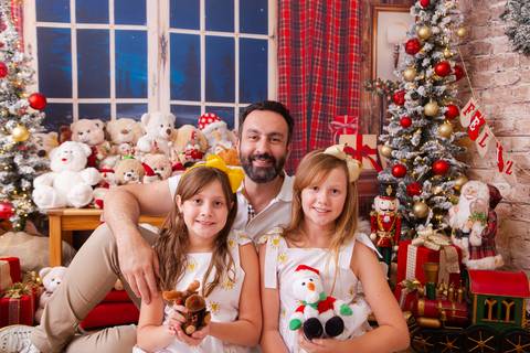 ensaio de natal bebê touca de papai noel brasilia df registrado pela fotógrafa letícia franco casa do papai noel sala arvore guirlanda roupa de papai noel
'