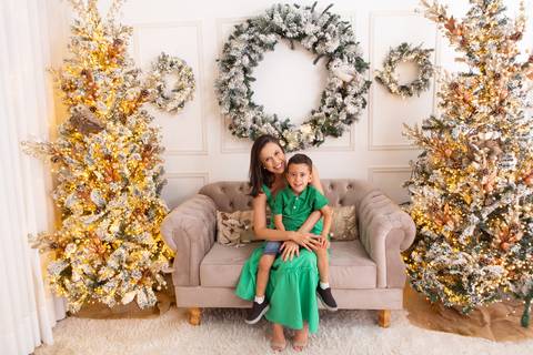 ensaio de natal bebê touca de papai noel brasilia df registrado pela fotógrafa letícia franco casa do papai noel sala arvore guirlanda roupa de papai noel
'