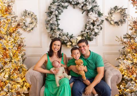 ensaio de natal bebê touca de papai noel brasilia df registrado pela fotógrafa letícia franco casa do papai noel sala arvore guirlanda roupa de papai noel
'