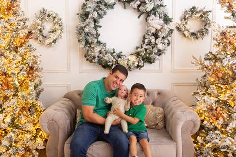 ensaio de natal bebê touca de papai noel brasilia df registrado pela fotógrafa letícia franco casa do papai noel sala arvore guirlanda roupa de papai noel
'