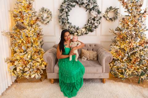 ensaio de natal bebê touca de papai noel brasilia df registrado pela fotógrafa letícia franco casa do papai noel sala arvore guirlanda roupa de papai noel
'