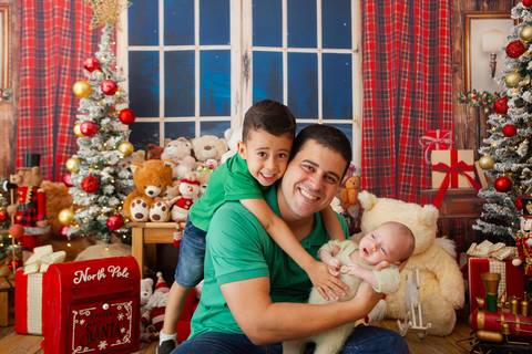 ensaio de natal bebê touca de papai noel brasilia df registrado pela fotógrafa letícia franco casa do papai noel sala arvore guirlanda roupa de papai noel
'