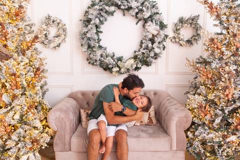 ensaio de natal bebê touca de papai noel brasilia df registrado pela fotógrafa letícia franco casa do papai noel sala arvore guirlanda roupa de papai noel
'