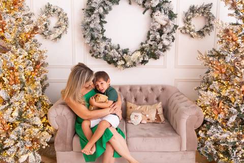 ensaio de natal bebê touca de papai noel brasilia df registrado pela fotógrafa letícia franco casa do papai noel sala arvore guirlanda roupa de papai noel
'