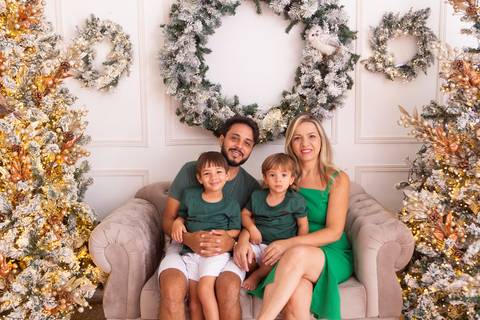 ensaio de natal bebê touca de papai noel brasilia df registrado pela fotógrafa letícia franco casa do papai noel sala arvore guirlanda roupa de papai noel
'