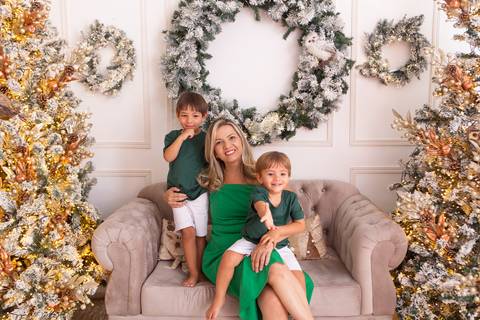 ensaio de natal bebê touca de papai noel brasilia df registrado pela fotógrafa letícia franco casa do papai noel sala arvore guirlanda roupa de papai noel
'