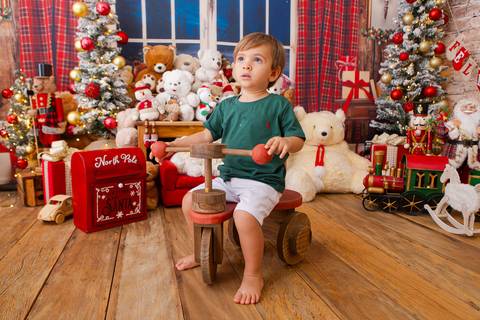 ensaio de natal bebê touca de papai noel brasilia df registrado pela fotógrafa letícia franco casa do papai noel sala arvore guirlanda roupa de papai noel
'