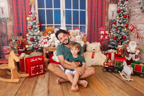 ensaio de natal bebê touca de papai noel brasilia df registrado pela fotógrafa letícia franco casa do papai noel sala arvore guirlanda roupa de papai noel
'