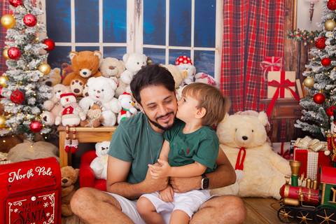 ensaio de natal bebê touca de papai noel brasilia df registrado pela fotógrafa letícia franco casa do papai noel sala arvore guirlanda roupa de papai noel
'