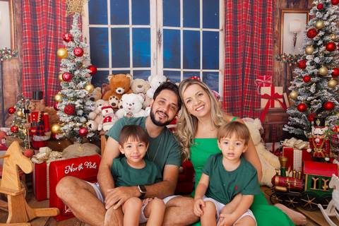 ensaio de natal bebê touca de papai noel brasilia df registrado pela fotógrafa letícia franco casa do papai noel sala arvore guirlanda roupa de papai noel
'