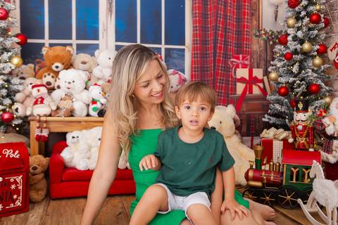 ensaio de natal bebê touca de papai noel brasilia df registrado pela fotógrafa letícia franco casa do papai noel sala arvore guirlanda roupa de papai noel
'