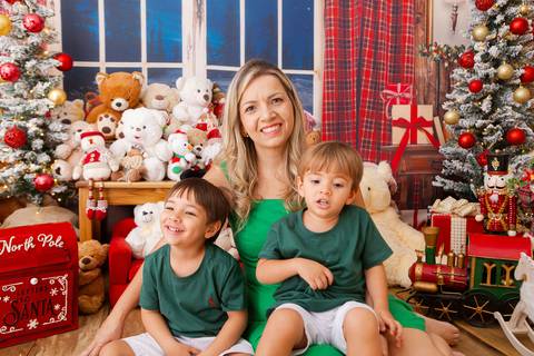 ensaio de natal bebê touca de papai noel brasilia df registrado pela fotógrafa letícia franco casa do papai noel sala arvore guirlanda roupa de papai noel
'