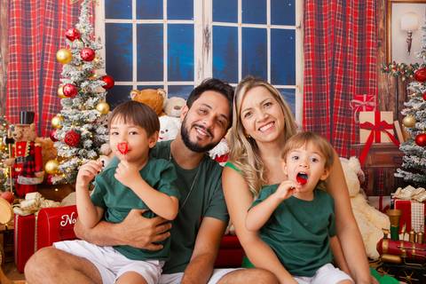 ensaio de natal bebê touca de papai noel brasilia df registrado pela fotógrafa letícia franco casa do papai noel sala arvore guirlanda roupa de papai noel
'