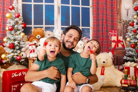 ensaio de natal bebê touca de papai noel brasilia df registrado pela fotógrafa letícia franco casa do papai noel sala arvore guirlanda roupa de papai noel
'