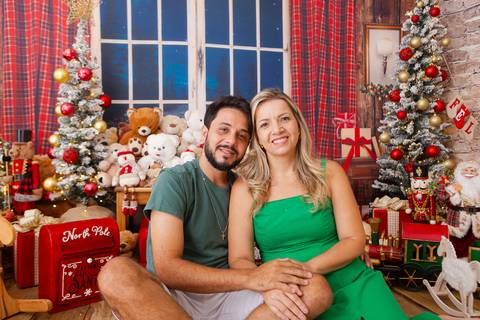 ensaio de natal bebê touca de papai noel brasilia df registrado pela fotógrafa letícia franco casa do papai noel sala arvore guirlanda roupa de papai noel
'