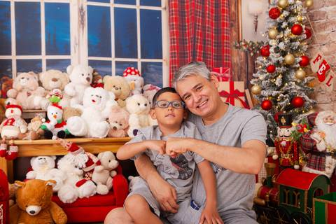 ensaio de natal bebê touca de papai noel brasilia df registrado pela fotógrafa letícia franco casa do papai noel sala arvore guirlanda roupa de papai noel
'