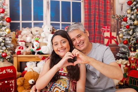 ensaio de natal bebê touca de papai noel brasilia df registrado pela fotógrafa letícia franco casa do papai noel sala arvore guirlanda roupa de papai noel
'