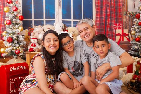 ensaio de natal bebê touca de papai noel brasilia df registrado pela fotógrafa letícia franco casa do papai noel sala arvore guirlanda roupa de papai noel
'