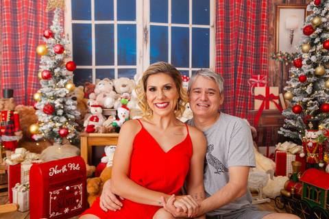 ensaio de natal bebê touca de papai noel brasilia df registrado pela fotógrafa letícia franco casa do papai noel sala arvore guirlanda roupa de papai noel
'