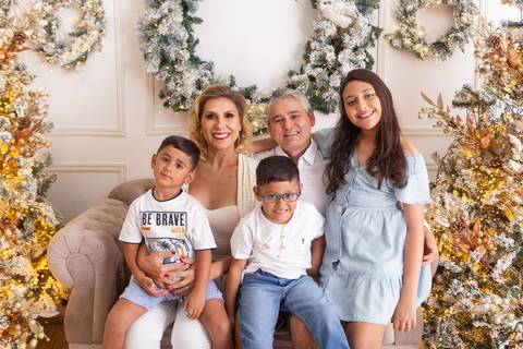 ensaio de natal bebê touca de papai noel brasilia df registrado pela fotógrafa letícia franco casa do papai noel sala arvore guirlanda roupa de papai noel
'