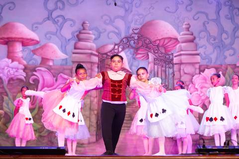 Paula nobrega bailarinas fotografadas pela fotografa Letícia Franco no teatro royal tulip em Brasília DF espetáculo alice no pais das maravilhas ballet bale'