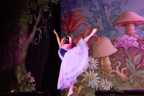 Paula nobrega bailarinas fotografadas pela fotografa Letícia Franco no teatro royal tulip em Brasília DF espetáculo alice no pais das maravilhas ballet bale'