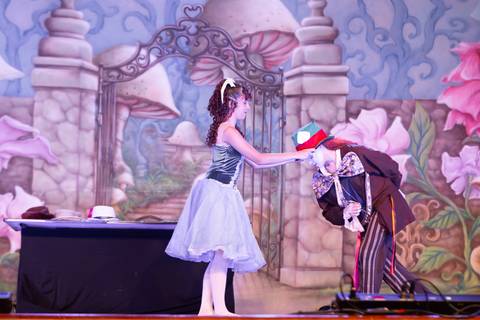 Paula nobrega bailarinas fotografadas pela fotografa Letícia Franco no teatro royal tulip em Brasília DF espetáculo alice no pais das maravilhas ballet bale'