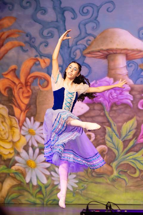 Paula nobrega bailarinas fotografadas pela fotografa Letícia Franco no teatro royal tulip em Brasília DF espetáculo alice no pais das maravilhas ballet bale'