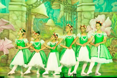Paula nobrega bailarinas fotografadas pela fotografa Letícia Franco no teatro royal tulip em Brasília DF espetáculo alice no pais das maravilhas ballet bale'
