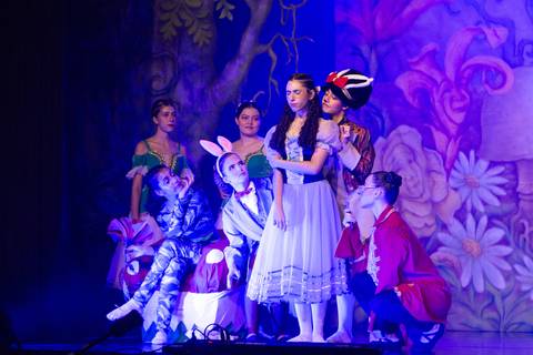 Paula nobrega bailarinas fotografadas pela fotografa Letícia Franco no teatro royal tulip em Brasília DF espetáculo alice no pais das maravilhas ballet bale'