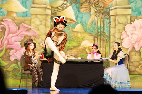 Paula nobrega bailarinas fotografadas pela fotografa Letícia Franco no teatro royal tulip em Brasília DF espetáculo alice no pais das maravilhas ballet bale'